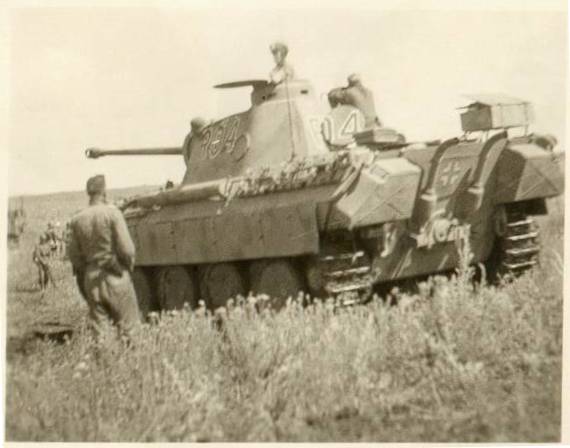 The Pz Kw V &quot;Panther&quot; R04 of the HQ of PR 39...........................