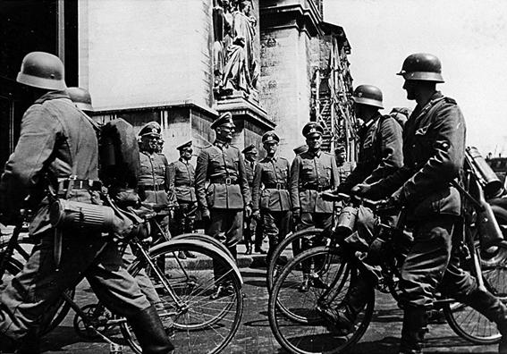 Cyclists troops parade in Paris after its conquest .......................................... ..............