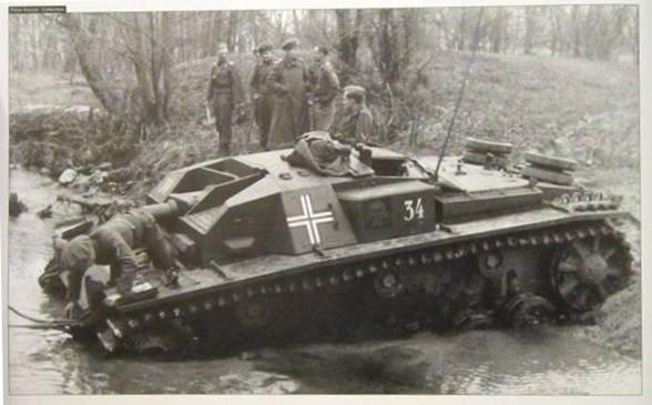 A Stug III Ausf. B No. 34 of Stug. Abt. 192 during exercises in a wooded area north of Brest-Litovsk before the invasion ................................. .