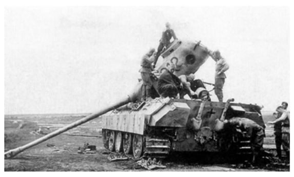 Pz Kw V &quot;Panther&quot; Ausf. D 312 of Pz Abt. 51 rendered useless in the actions around Kursk (rear view) ................................................
