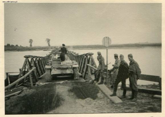 Armored column crossing the bridge in Mewe (Gniew) ........................................ ...