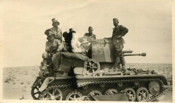 Italian troops on Panzerjäger I No. 35, shortly after the arrival in Sirte, March 1941 ................................