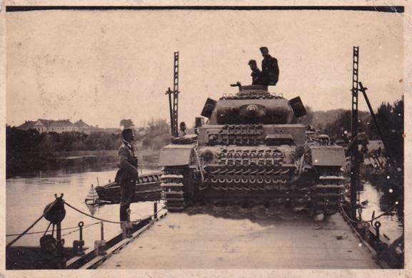 A Pz Kw III Ausf. G crossing a 16 t-bridge built with Gerät B ..........................................