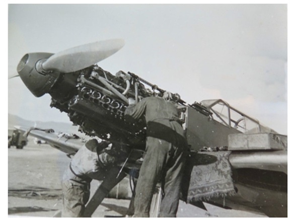 Maintenance of the engine of a Bf-109 B ?? of the LC in Spanish soil..............................................
