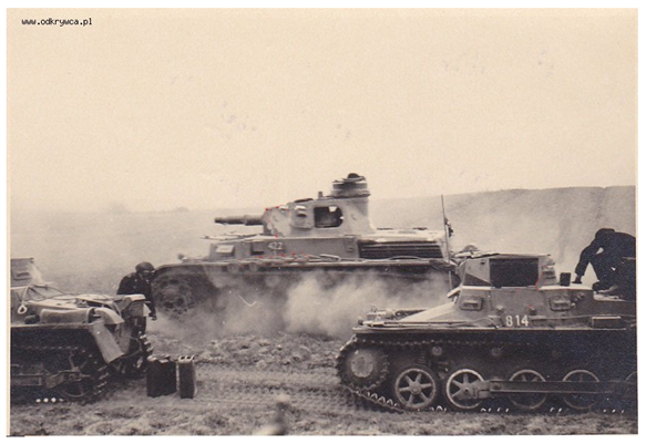A Pz Kw IV Ausf. B / C surpasses a column of light tanks in full task of refueling and inspections (the tank on the right is a Pz Kw I Ausf. B) .................................................