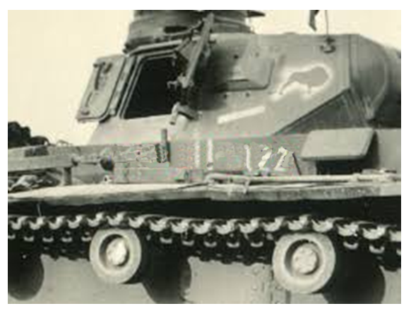 Silhouette of a bison on the side of the turret of a Pz Kw III of PR 7 ........................................<br />http://www.ebay.de/itm/Foto-Panzerregiment-7-Panzer-III-Gefechtspause-Emblem -Bison-Frankreich- / 381304278043? en = LH_DefaultDomain_77 &amp; hash = item58c7818c1b