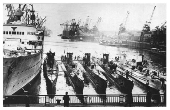 The Tender &quot;Saar&quot; and moored in row the Flotille's U boats, U 25 first (Type IA) and the other type VIIA (at the end the distinctive U 33)........................................