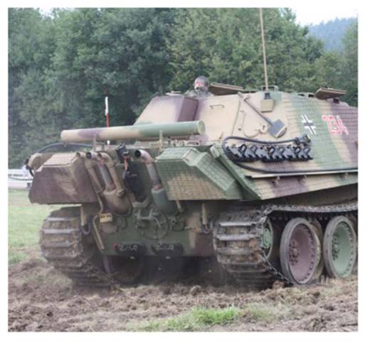 The cilinder mounted in the rear of this Jagdpanther............................
