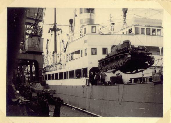 Loading of a Pz Kw IV in the port of Hamburg - July 1939 ................................................