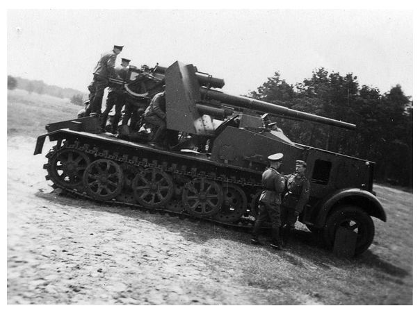 A Daimler Benz DB 10 Sdkfz 8 halftrack mounting a FlaK 18, designed on purpose against ground targets ..........................................