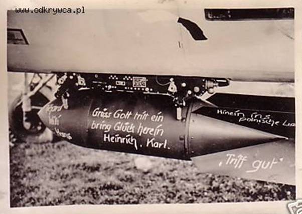 Bomb of 250 kg anchored in an external support of a Do-17 E of the KG 77; Greetings, God brings luck. Heinrich, Karl ............................................... ..<br />http://odkrywca.pl/samoloty-niemieckie-39-quot-,115351.html