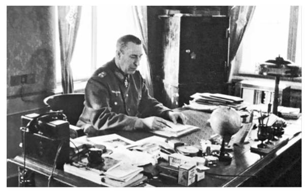 Armeeoberbefehlshaber (Army CO - 2. Pz AOK) Rudolf Schmidt in his office in Oriol, 1942 .......................................