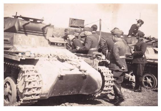 A Pz Kw I mit Abwurfvorrichtung has aroused the interest of several soldiers ........................................