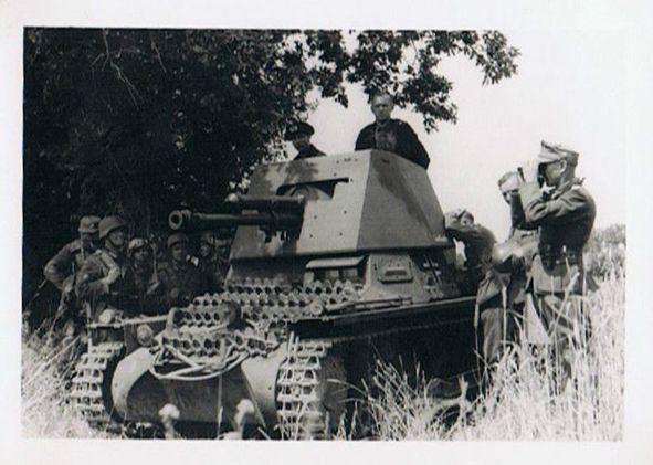 A 4.7 cm Pak (t) (Sfl) auf Panzerkampfwagen I of the Pz Jäg Abt 643 in a waiting area .......................... ........