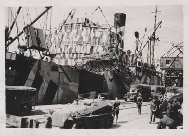 Vehicles from PR 8 and 15. Pz in the port of Naples, embarking for North Africa; in the foreground a Sd Kfz 250/3 while a Pz Kw III Ausf. G ?? It is taken on board. The ship's camouflage scheme is striking.............................
