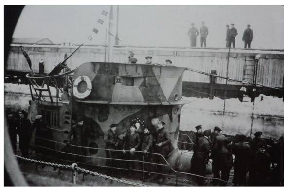 Conning tower of the U 25 (type IA), with the camouflage scheme and emblem that she carried in the winter of 1939/40 and after returning from its second patrol in February 1940 when she sank six merchants (unlike others we see flags with the nationality of sunken ships instead of traditional pennants) .....................................