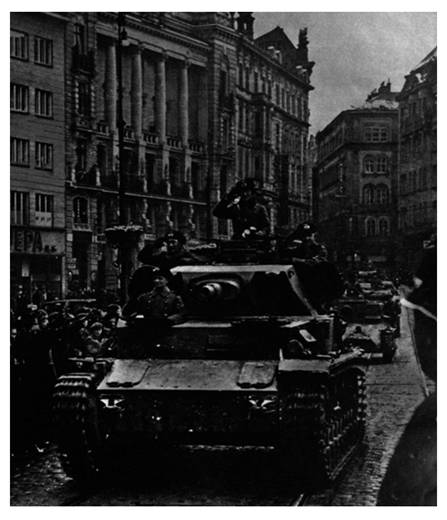 German armored column entering Brünn, in the lead a Pz Kw IV Ausf. B ..................................................