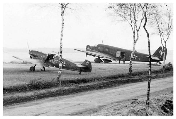 The I. / JG 21 in Arys-Rostken; in the foreground a Bf-109 D-1 and behind a transport plane Ju-52 / 3m.....................................................