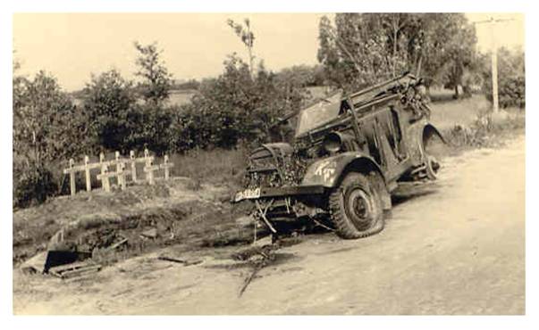 A member of 44. ID took this picture of a completely destroyed military vehicle near Broniki. It bears the tactical sign of a motorized tank-hunting unit (panzerjäger) and a large white 'K' on the left fender. The dead are soldiers of the Kleist Armored Group. Four belonged to the HQ of the Panzerjägerabteilung 25 of the 25. ID (Mot), another to the General Staff of the division (Reuchlin). A dead man was a member of one of the two German armored divisions advancing towards Kiev ...................................