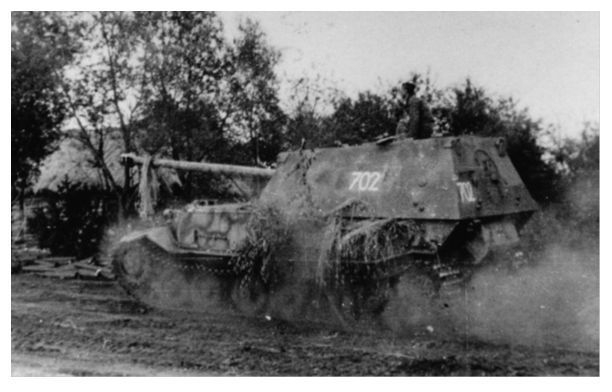 Ferdinand '702' from sPz.Jäg.Abt. 654 moves at high speed to the starting position for the attack. The barrel has been released from its transport lock. The tactical number painted in white is clearly visible...............