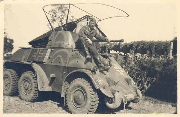Panzerspähwagen DAF 201 (h); some vehicles were reconditioned with frame type antennas based on the German pattern.........................