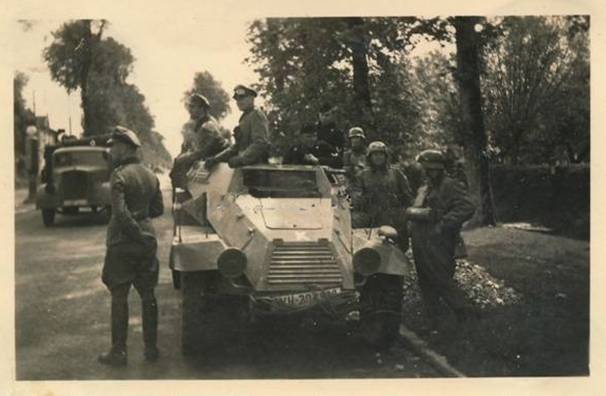 General Kurt Feld (1. KD) aboard an Sd Kfz 247 Ausf. A during the operations of his division in the Netherlands........................