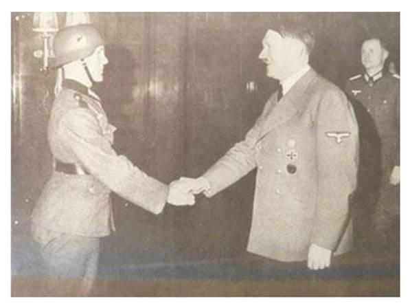 The Knight's Cross bearer Obergefreiter Hubert Brinkforth, who with cold determination destroyed 11 enemy tanks in 20 minutes during the fighting in the west, was greeted by the Führer..................