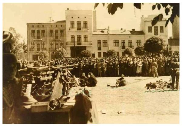 Polish prisoners of war and Jews gathered in the Market Square..................