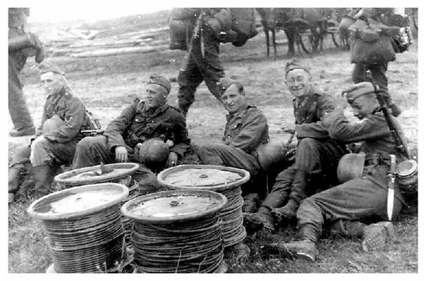 Taking a break in the march; in the foreground four reels of &quot;Schweres Feldfernkabel&quot;..<br />https://www.pinterest.es/pin/11188699055002049/