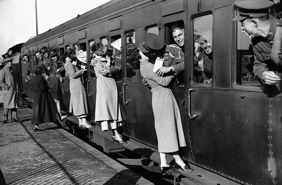 photo-de-couple-pendant-la-guerre-004-baiser-adieu-train.jpg