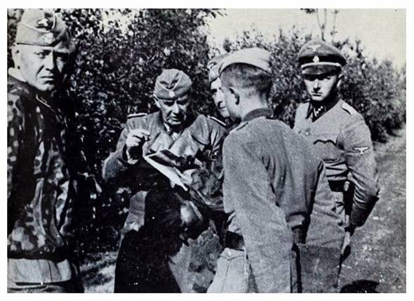 Meeting of officers of SS-IR 4; (from left) Ustuf Haug, Oberf Klingemann, Hstuf Vogdt and Ostuf Kessel........