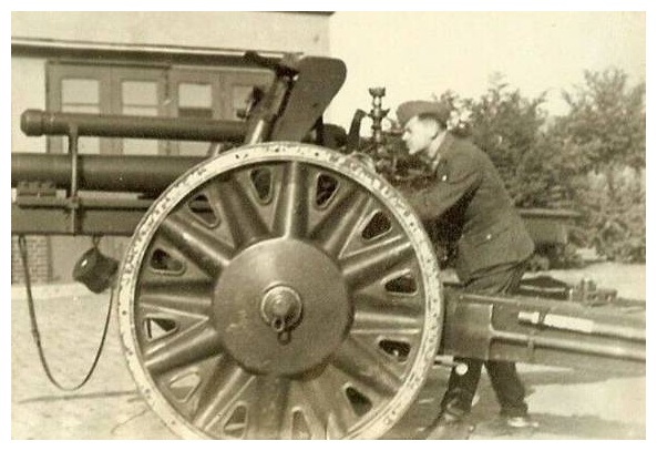 A light howitzer le.FH 18 horse-drawn; It has wheels with metal rims and a metal tread.........