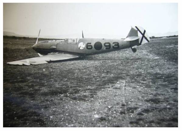 View of the Bf 109 E 6o93 (1. Staffel) after a crash landing..................................