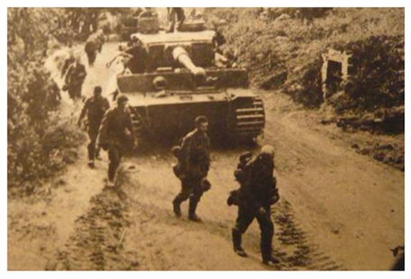 With tigers and infantry against the enemy. Passing the Tiger tank, the line of riflemen moves into the preparatory starting position.............................