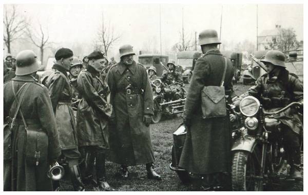 Officers of the 10th Psk in Zaolzie in 1938. In black berets Major Franciszek Skibiński and Colonel Stanisław Maczek, in helmet the then commander of the regiment Colonel Dipl. Witold Ciesliński...............
