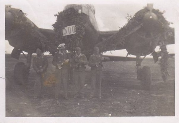 Ju-88A of I./KG77 after performing the group's 1,500th mission (after being renamed from KGr 606 to I./KG77 in September 1942) by the crew of Leutnant Johannes Geismann (second from left) RK ( Knight's Cross) on December 21, 1942 after approximately 100,000 GRT of tonnage sunk....................................