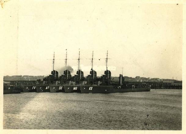 Type 23 torpedo boats moored in the port of Kiel; next to the wharf the &quot;Falke&quot;, then &quot;Albatros&quot;, &quot;Seeadler&quot;, &quot;Möwe&quot; and &quot;Kondor&quot;..........