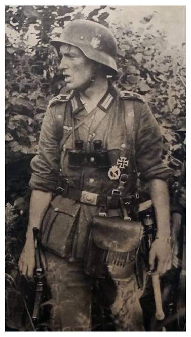Here we see him wearing a belt with harness, shovel, map bag, bayonet, binoculars (6x30 Dienstglas?), submachine gun and of course the steel helmet (Stahlhelm). He also wears the Infanteriesturmabzeichen (Infantry Assault Badge) and the EKI (Iron Cross 1st Class)...........
