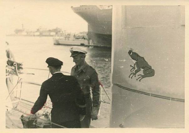 The Commanding officer, Kplt. Rolf-Birger Wahlen, on the sail the emblem of the frog..................