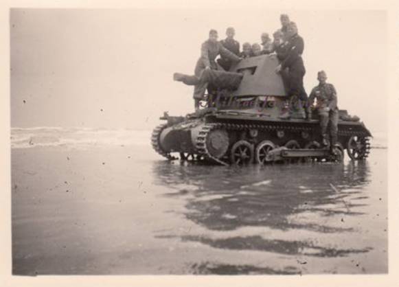 A 4.7 cm Pak (t) (SFL) auf Panzerkampfwagen I during trials at the beach (Seelöwe) .....................