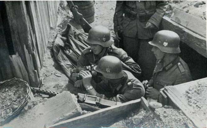 A MG squad looking for targets - Poland 1939.
