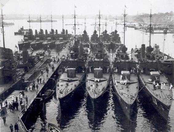 Seeadler; torpedo boats moored to wharf - Kiel.