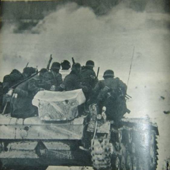 Panzer nach vorn!! and the riflemen with them. Eastfront winter 1941-42.