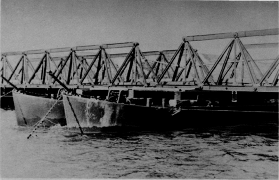 The German pontoon bridge at Mewe (Gniew).