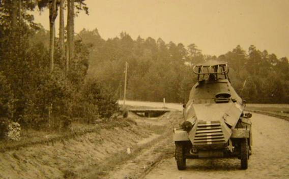 One Sd Kfz 232 (6x6) of the AA 3 marching to its new deployment’s zone.