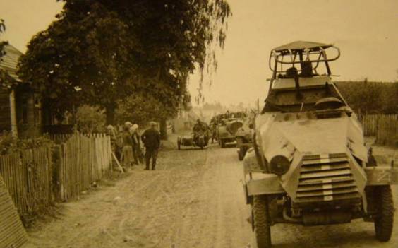 The AA 3 on the march, in the lead a Sd Kfz 232 (6x6).