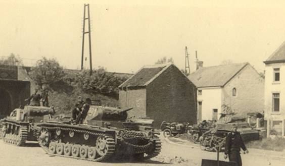 Tanks Pz KW III and Pz KW II in its assembly area in the neighborhood of Ernage - May of 1940.