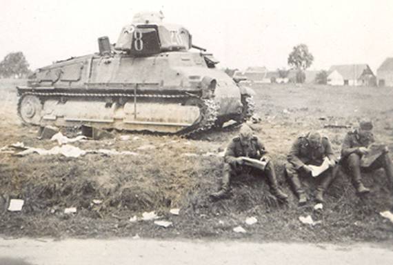 Reading about their feats after forcing the Position of the Dyle, behind a tank “Somua” of the French 3  DLM.