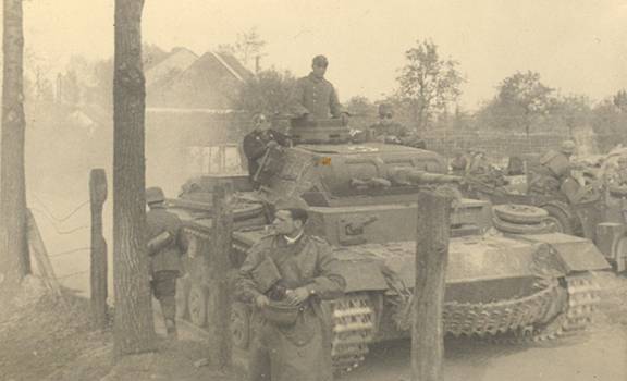 Advance of the Unit’s bulk towards Nivelles; in the foreground a Pz Kw III - 17 of May of 1940.
