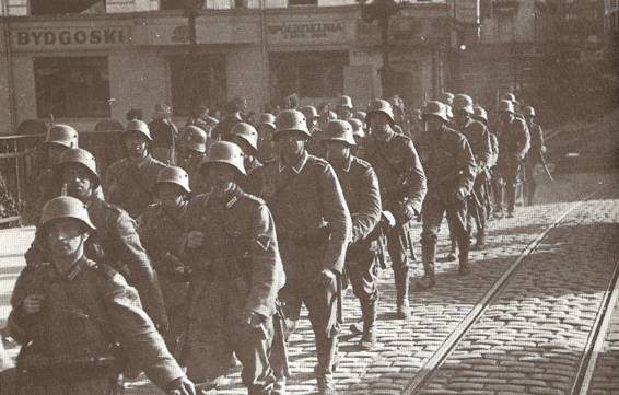 Troops of the 50 ID marching past trough Bromberg/ Bydgoszcz – Sep 1939. Look at their helmet type WW I.